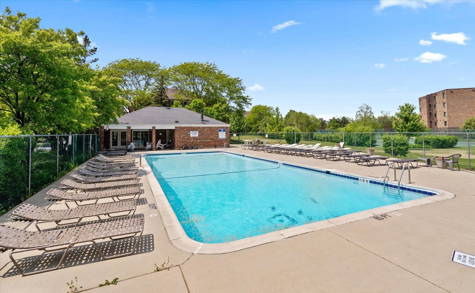805 LEICESTER Road #117, Elk Grove Village, IL 60007