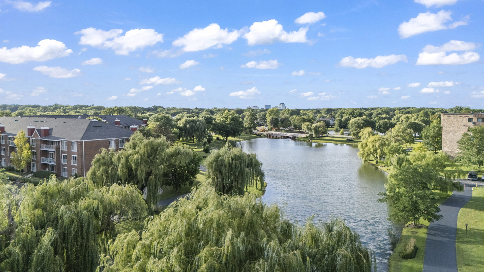 805 LEICESTER Road #117, Elk Grove Village, IL 60007