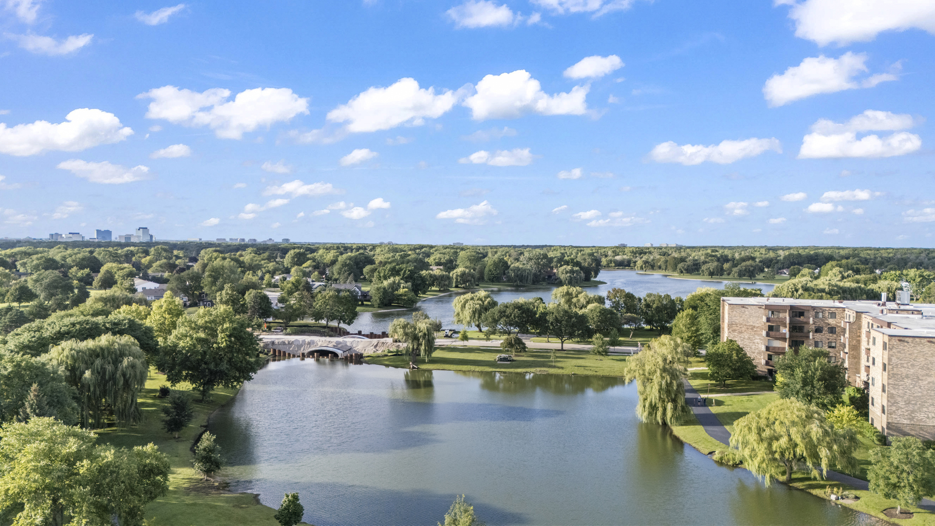 805 LEICESTER Road #117, Elk Grove Village, IL 60007