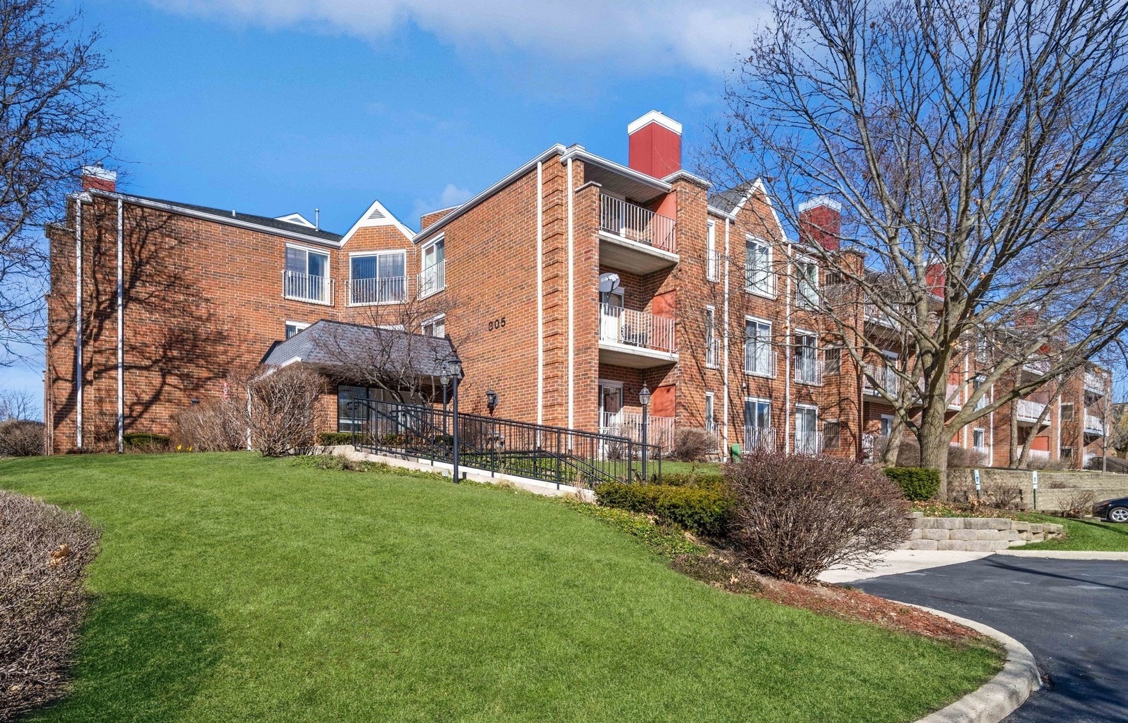 805 LEICESTER Road #117, Elk Grove Village, IL 60007
