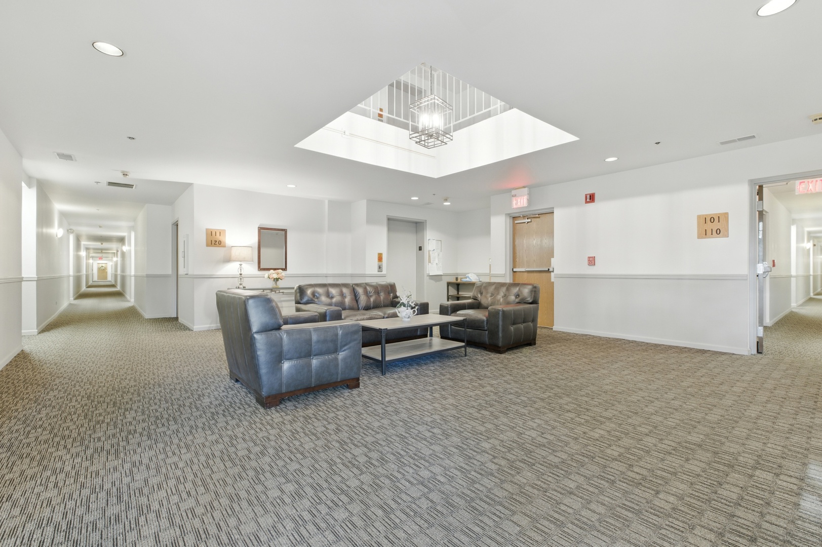 805 LEICESTER Road #117, Elk Grove Village, IL 60007