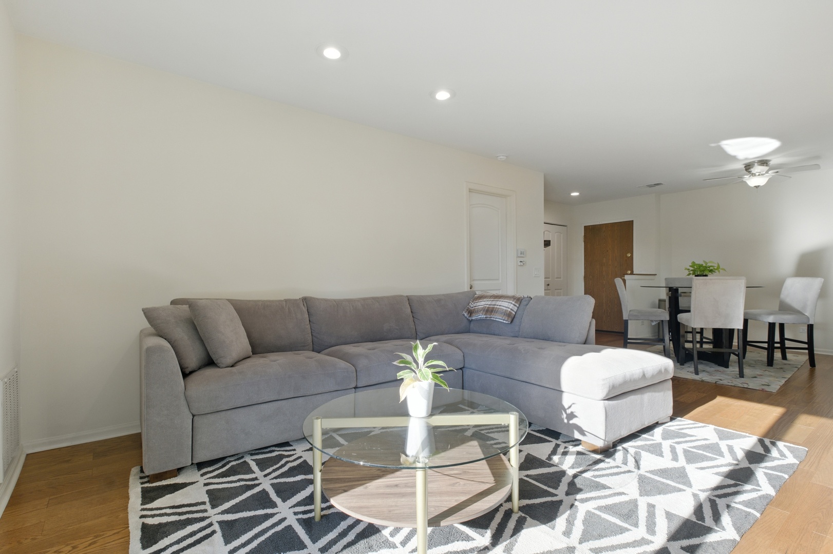 805 LEICESTER Road #117, Elk Grove Village, IL 60007