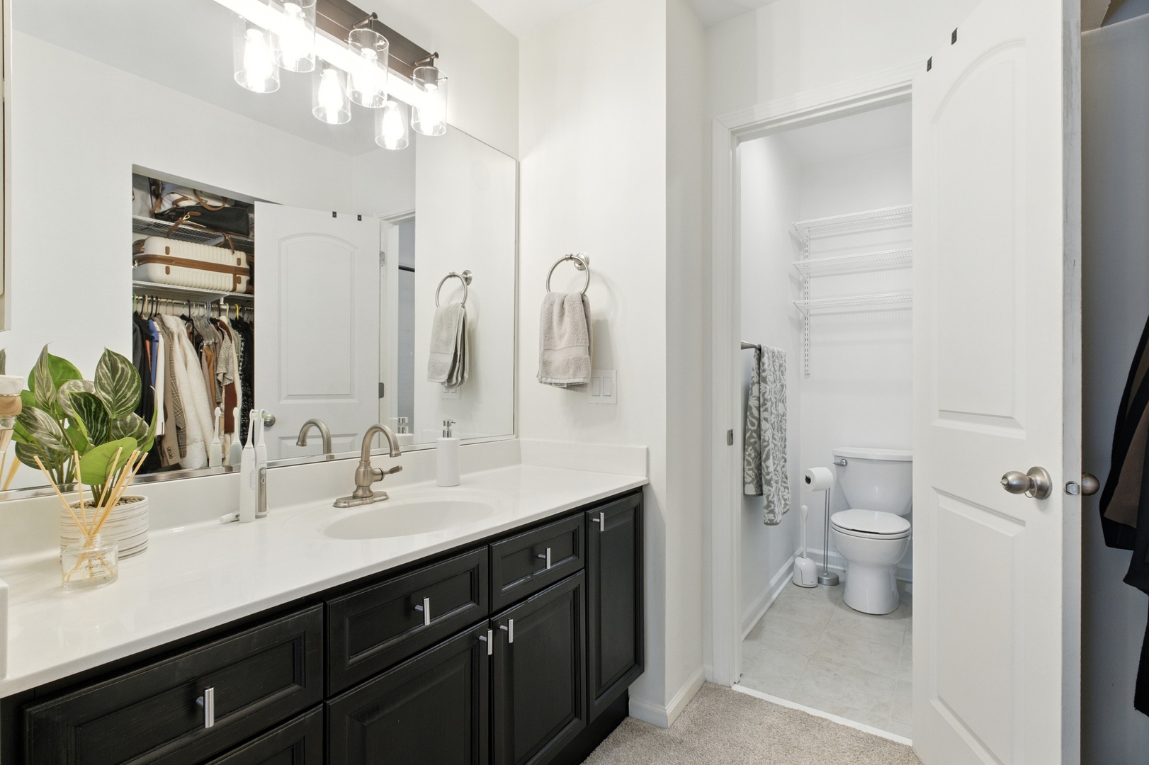 805 LEICESTER Road #117, Elk Grove Village, IL 60007