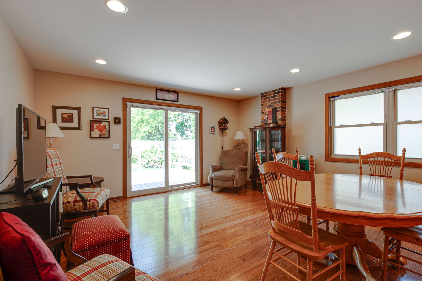 246 N Greenleaf Street, Gurnee, IL 60031