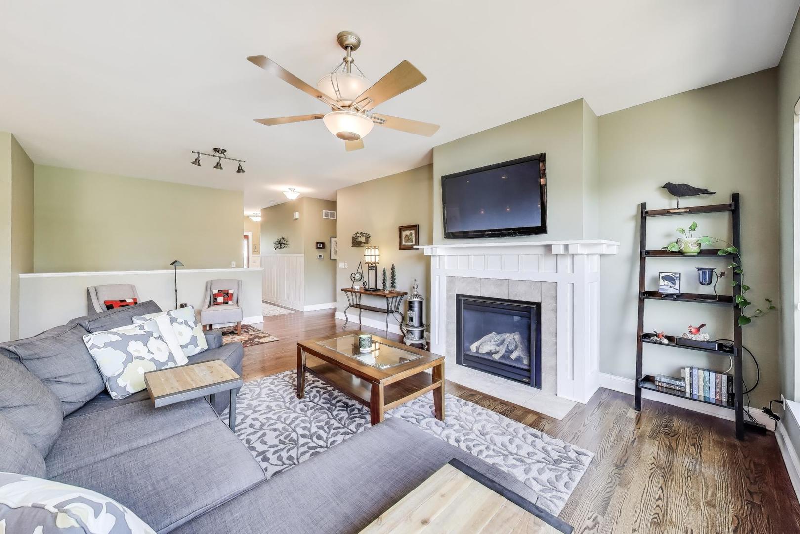 1N599 Golf View Lane, Winfield, IL 60190