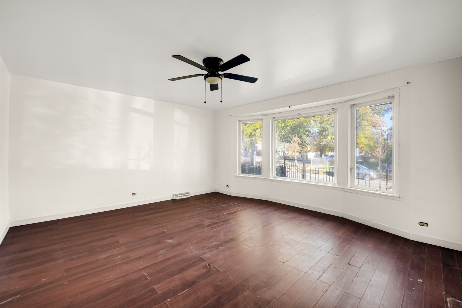 10502 S Hoxie Avenue, Chicago, IL 60617