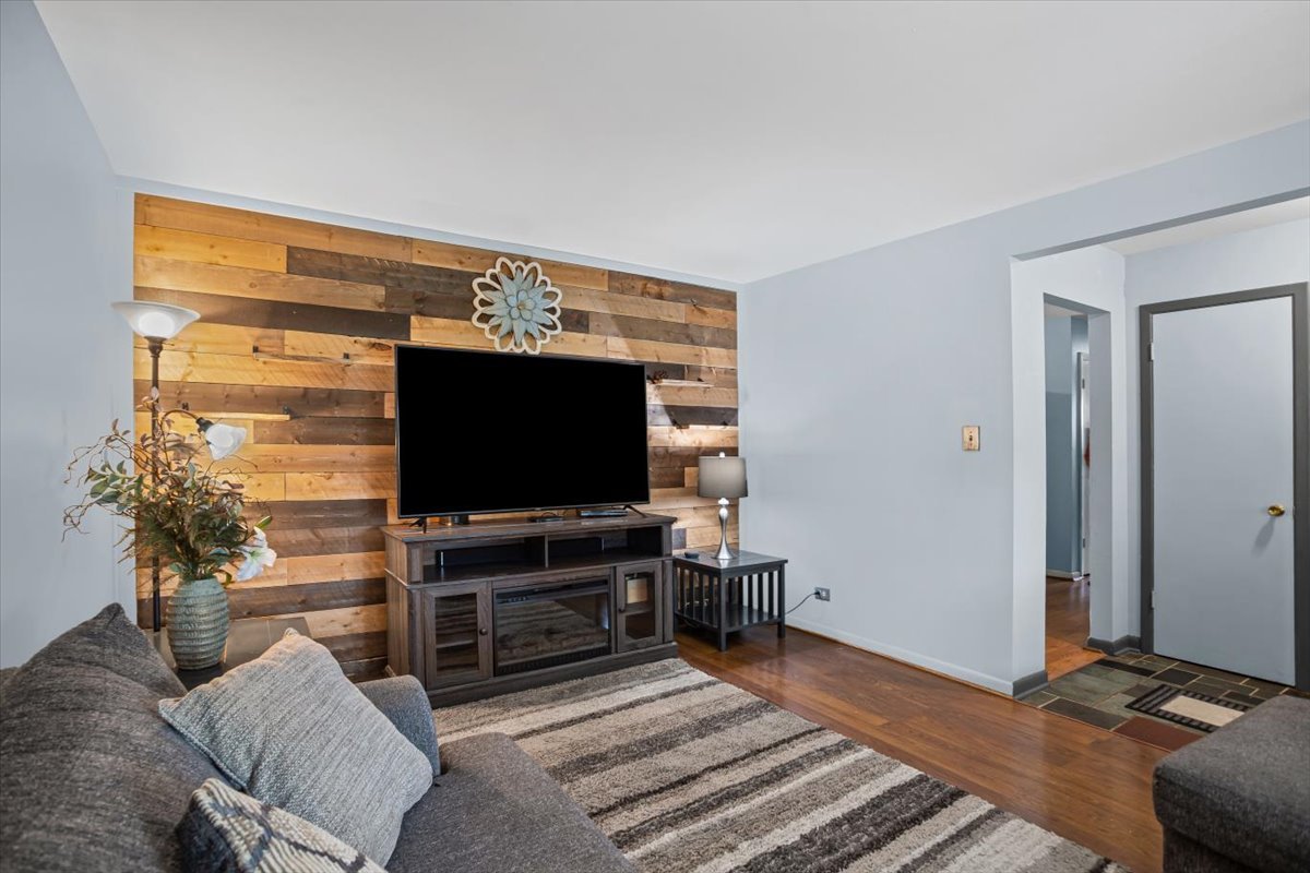 230 Brookhaven Drive, Elk Grove Village, IL 60007