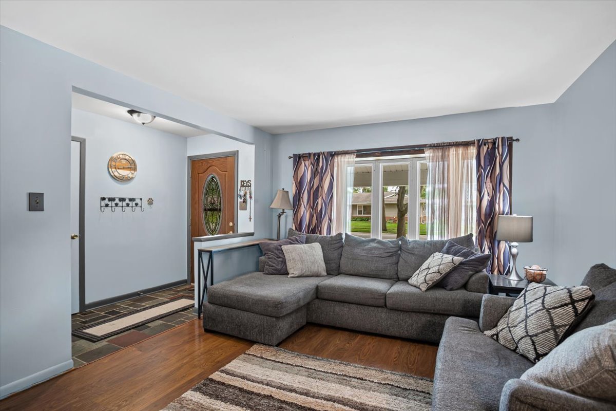 230 Brookhaven Drive, Elk Grove Village, IL 60007