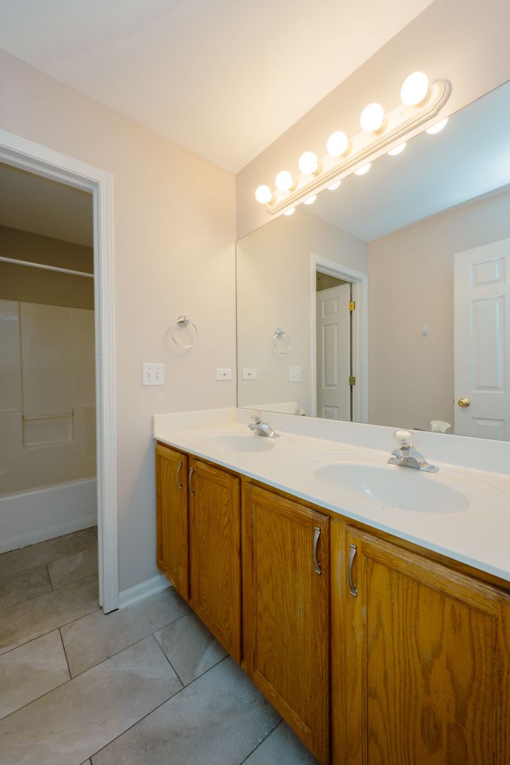 1223 E Davis Street #A, Arlington Heights, IL 60005