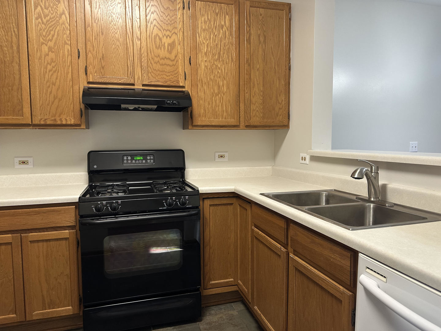 203 Canterbury Court, Oswego, IL 60543