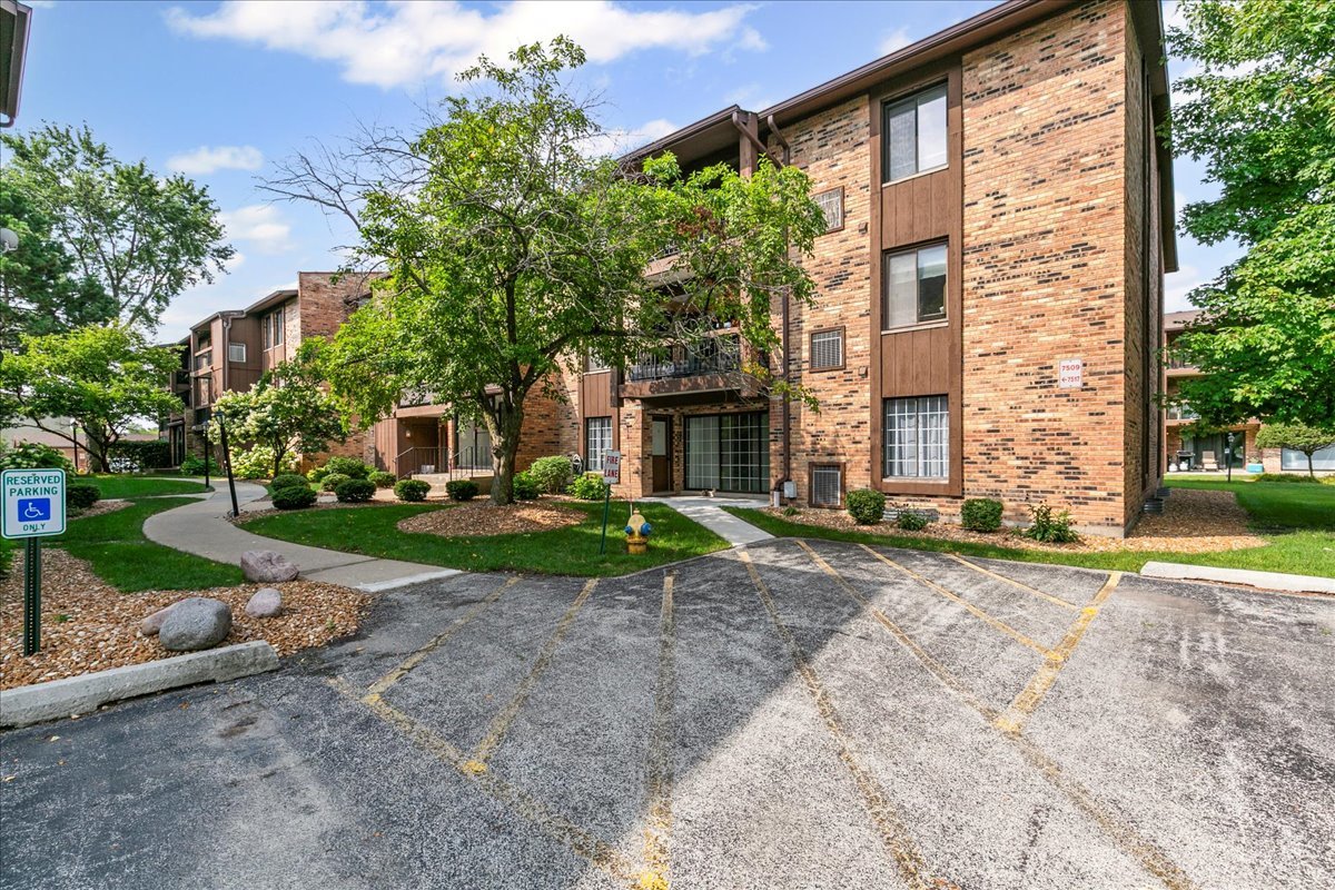7509 W 175 Street #232, Tinley Park, IL 60477