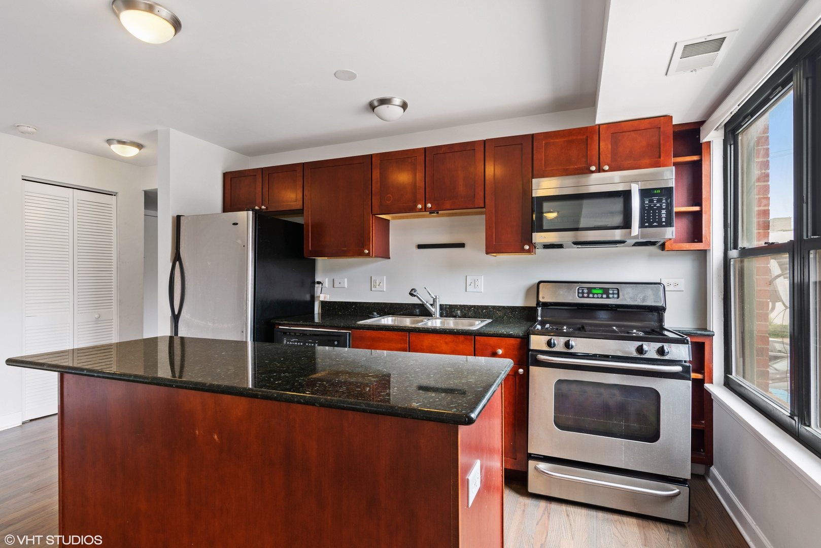 2545 W Catalpa Avenue #2C, Chicago, IL 60625