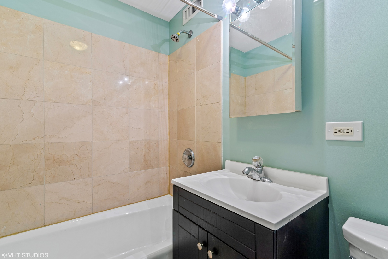 2545 W Catalpa Avenue #2C, Chicago, IL 60625