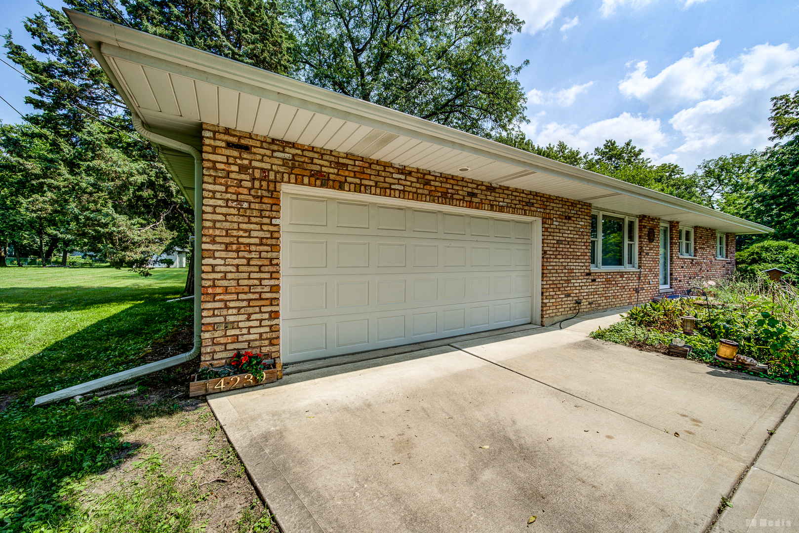 14239 Linder Avenue, Midlothian, IL 60445