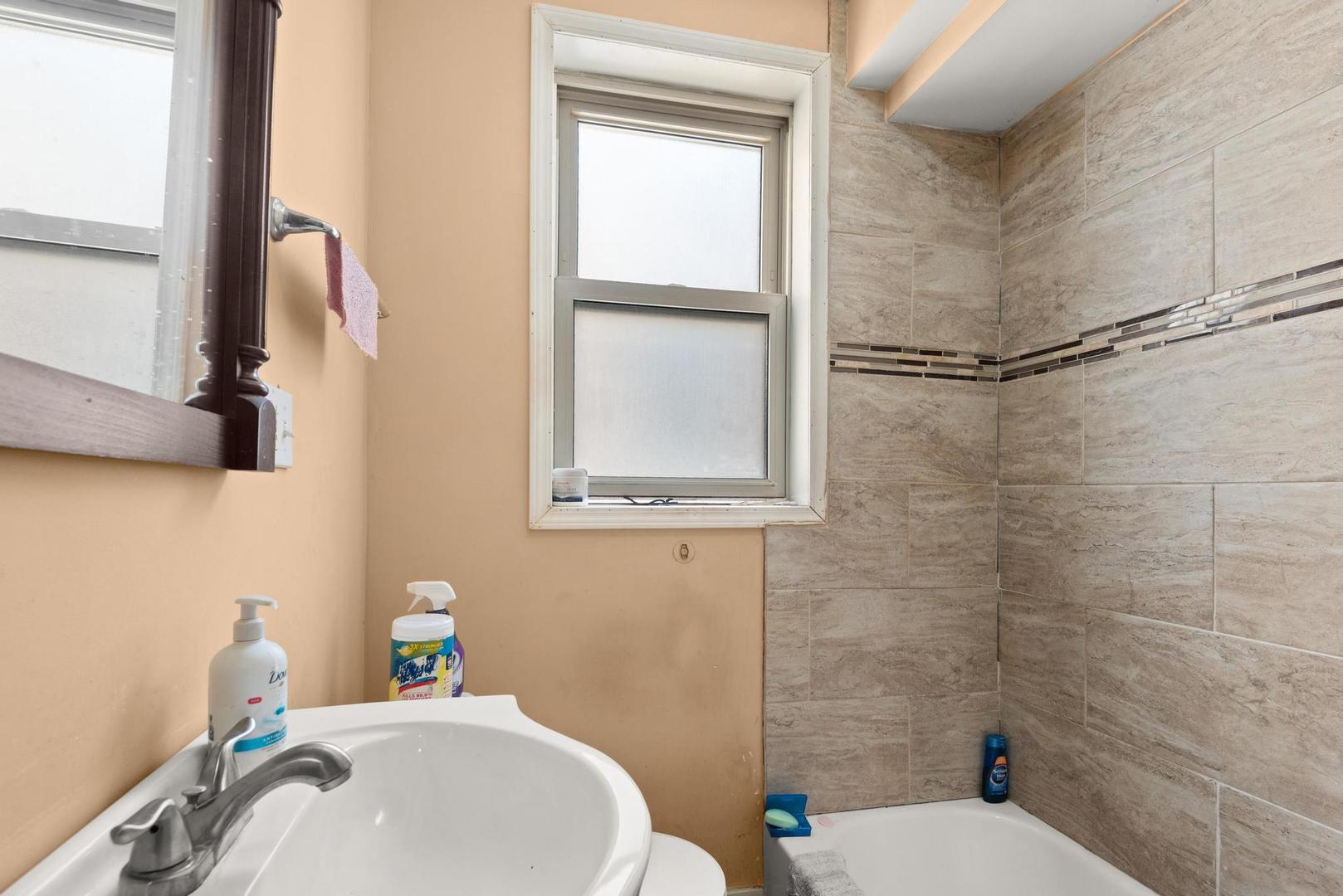 5941 W Chicago Avenue, Chicago, IL 60651