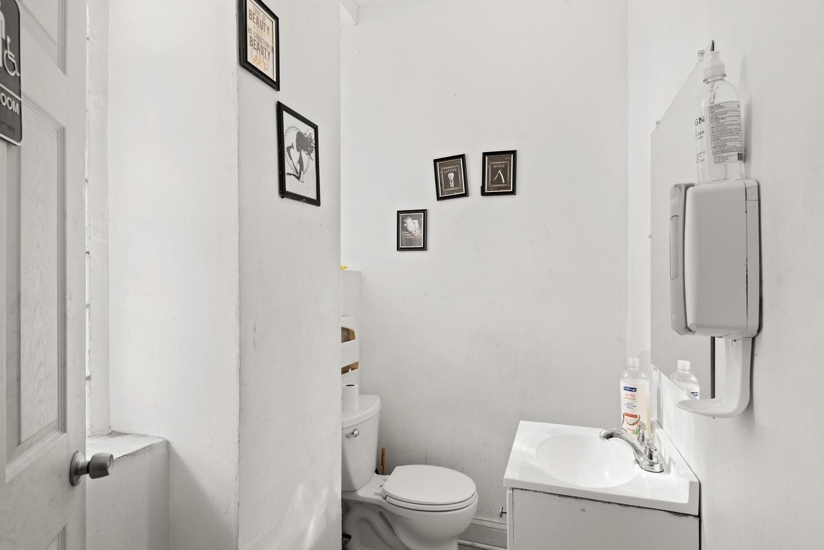 5941 W Chicago Avenue, Chicago, IL 60651