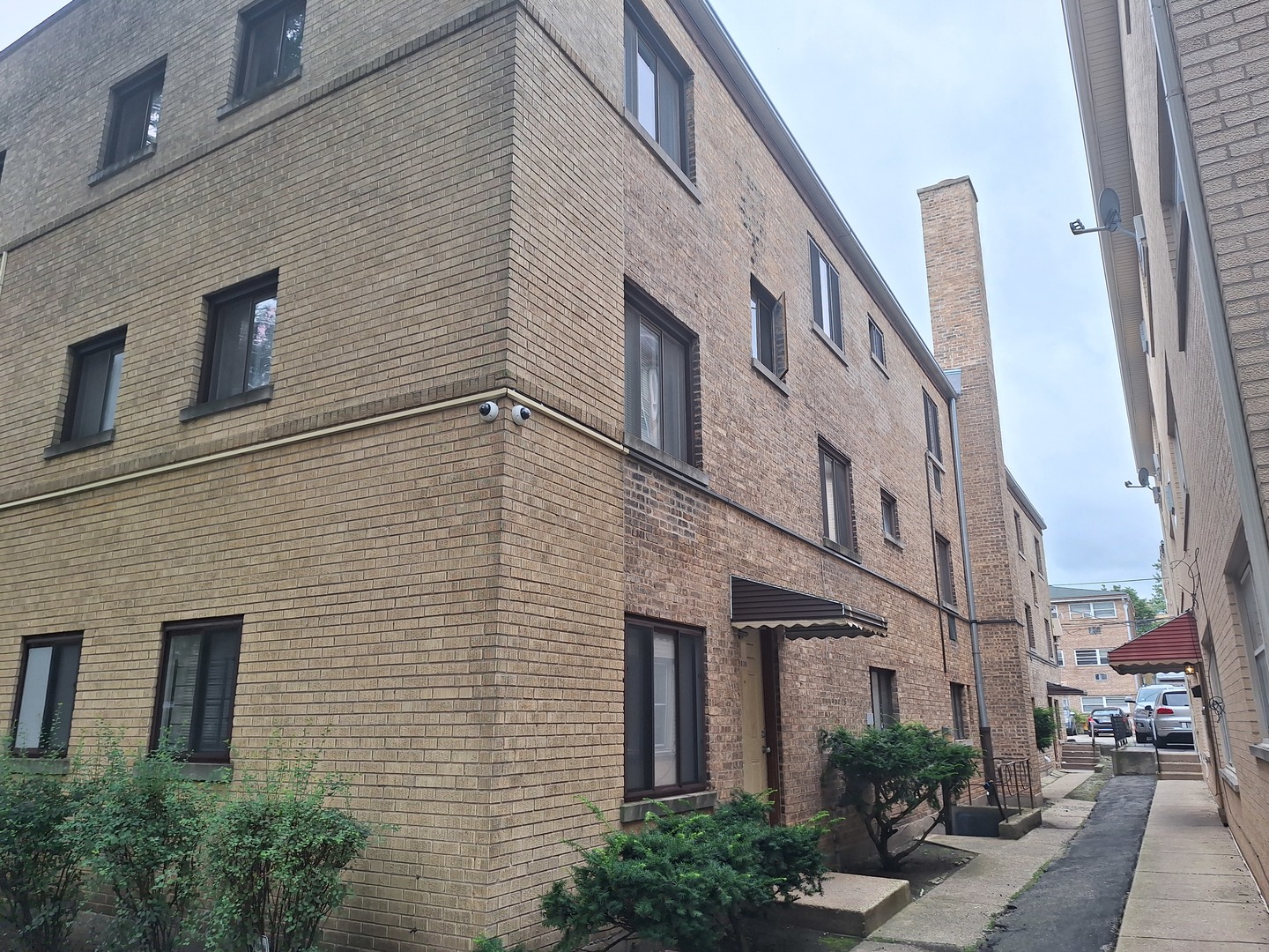 2038 W Jarvis Avenue #2F, Chicago, IL 60645