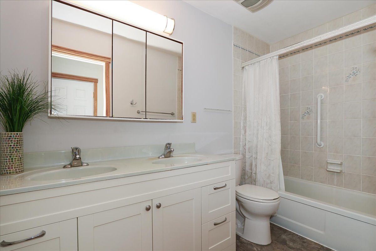 1105 Stratford Lane, Hanover Park, IL 60133