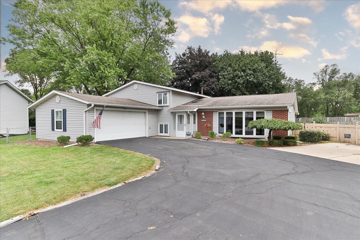1105 Stratford Lane, Hanover Park, IL 60133