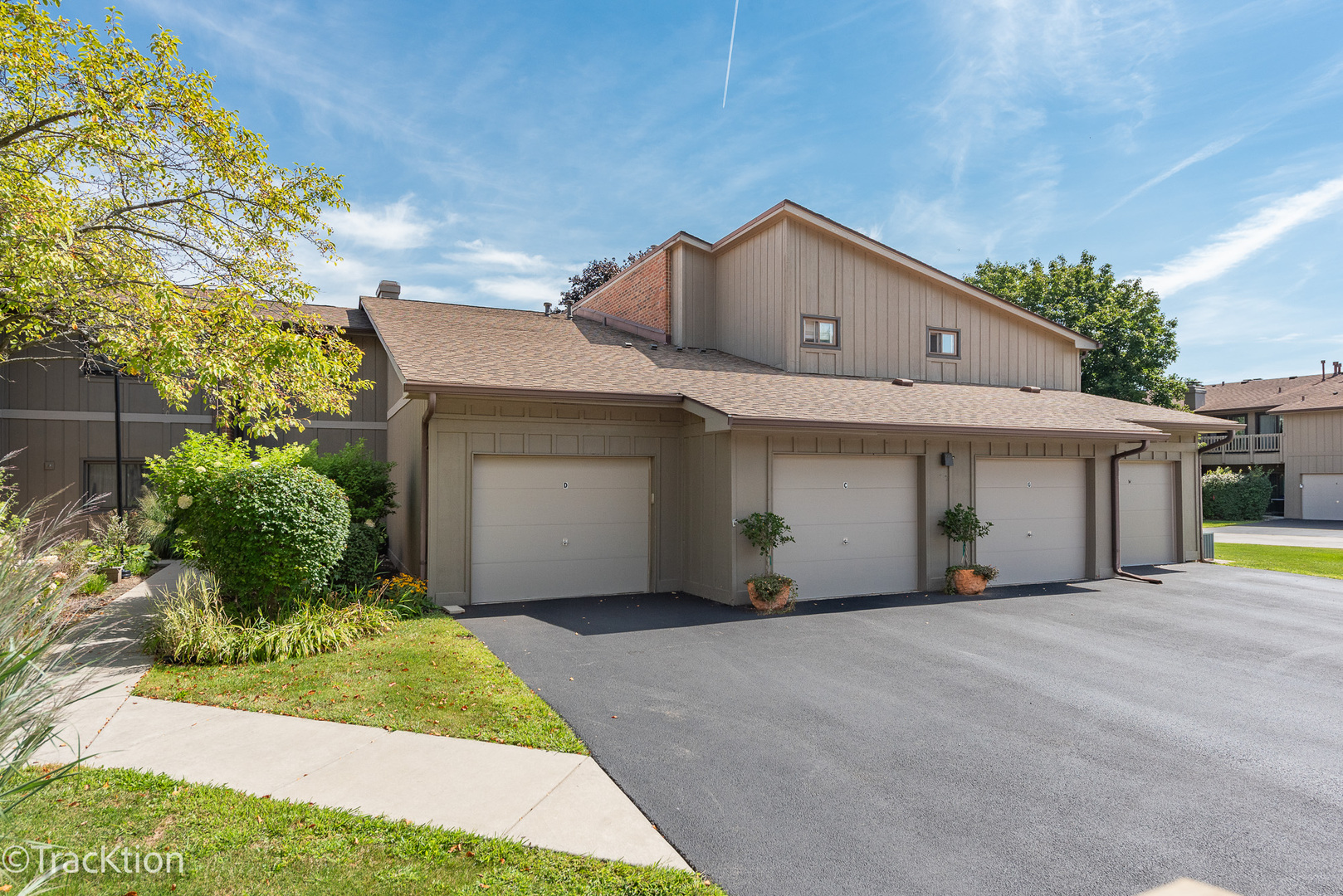 2S409 Emerald Green Drive #D, Warrenville, IL 60555