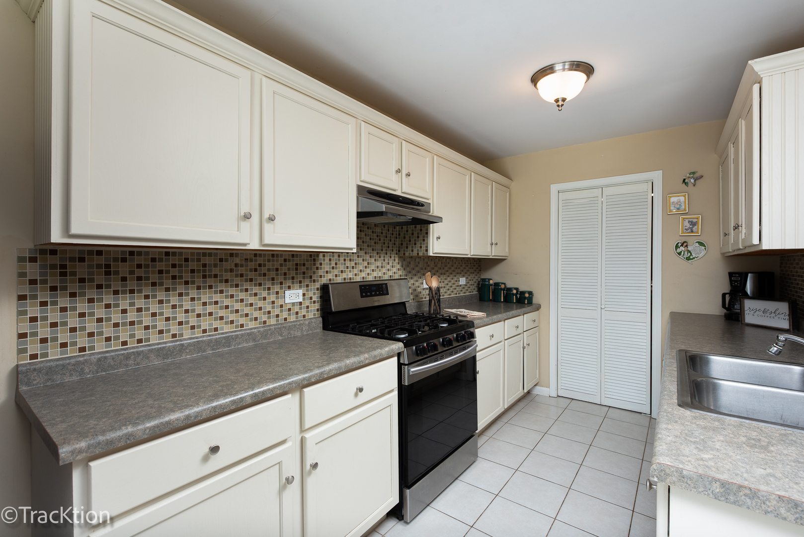 2S409 Emerald Green Drive #D, Warrenville, IL 60555