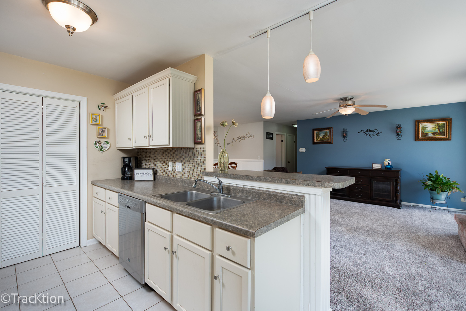 2S409 Emerald Green Drive #D, Warrenville, IL 60555