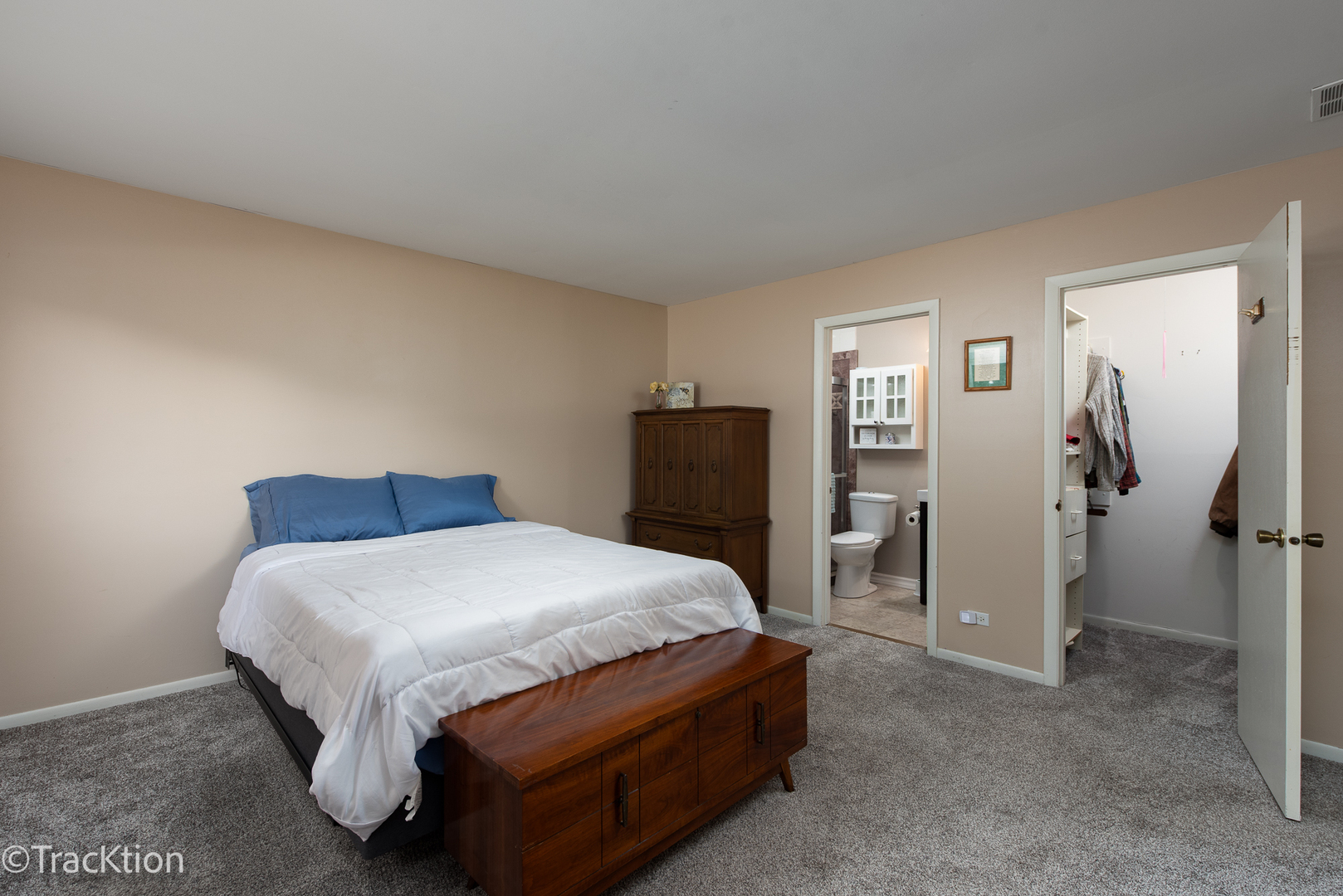 2S409 Emerald Green Drive #D, Warrenville, IL 60555