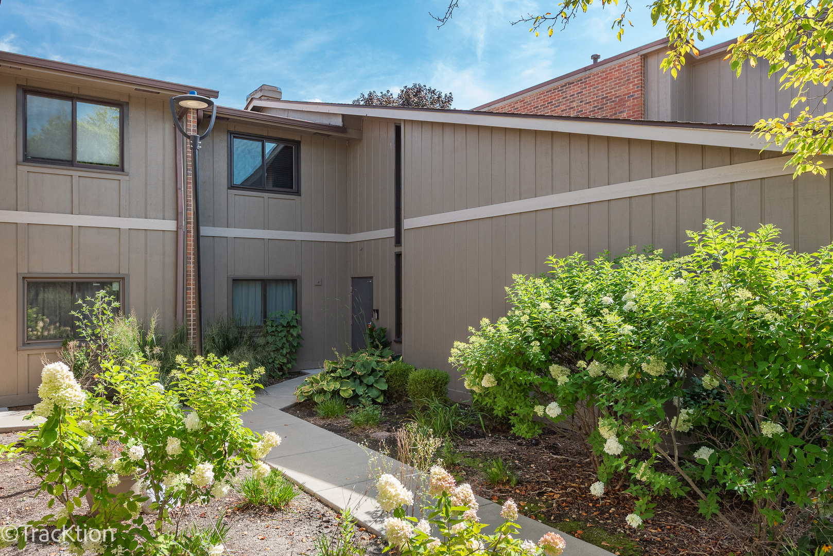 2S409 Emerald Green Drive #D, Warrenville, IL 60555
