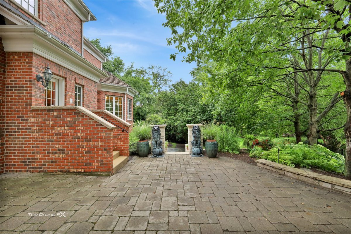 1602 Hunters Glen Drive, Wheaton, IL 60189