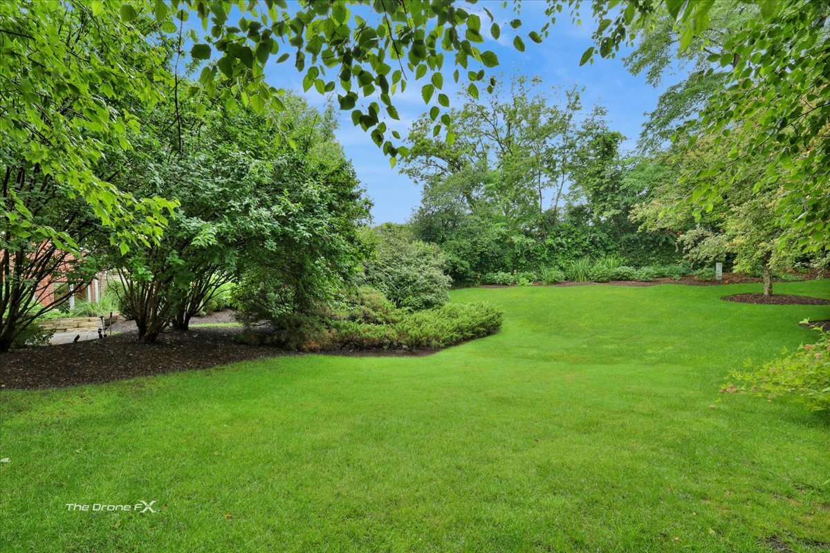 1602 Hunters Glen Drive, Wheaton, IL 60189