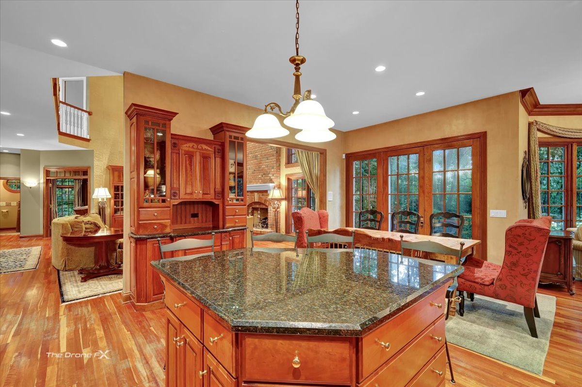 1602 Hunters Glen Drive, Wheaton, IL 60189
