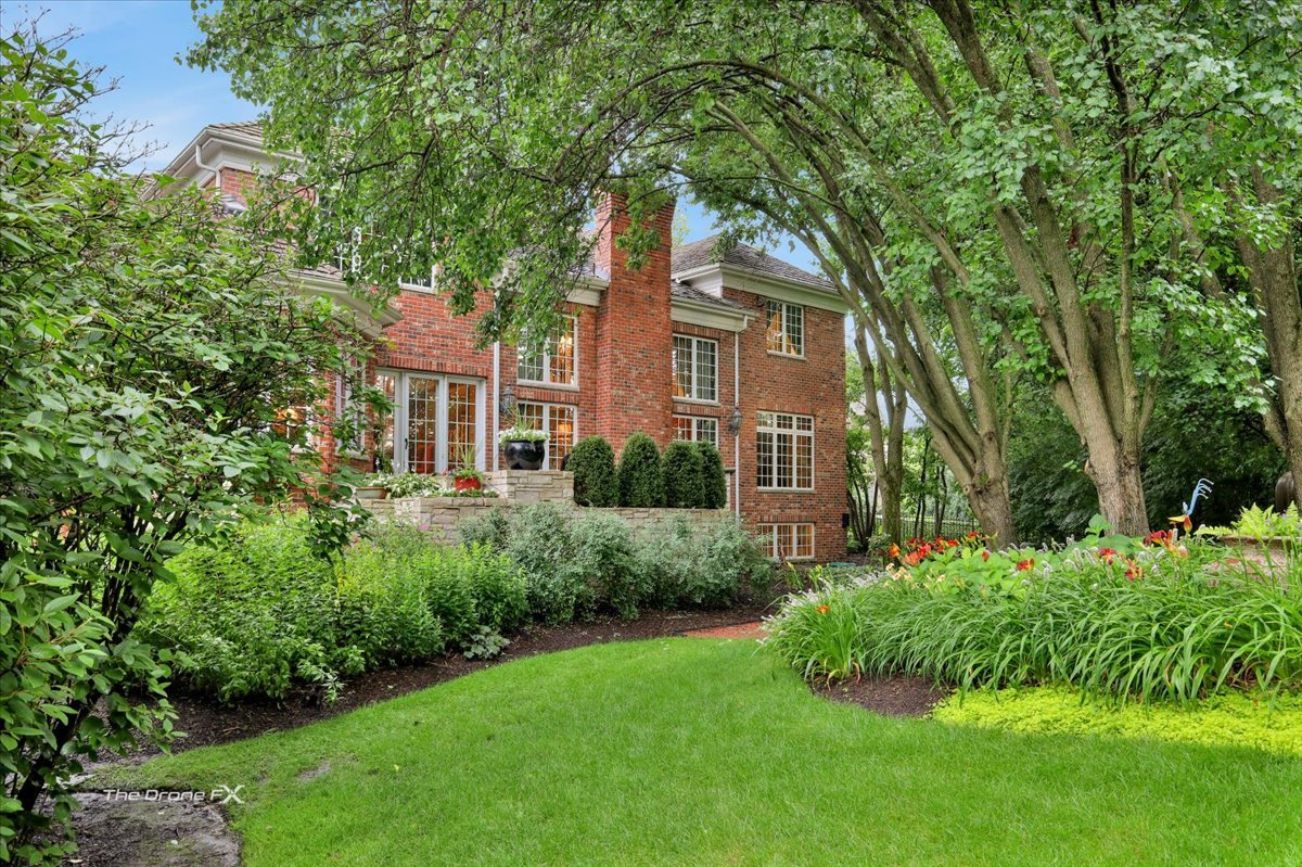 1602 Hunters Glen Drive, Wheaton, IL 60189