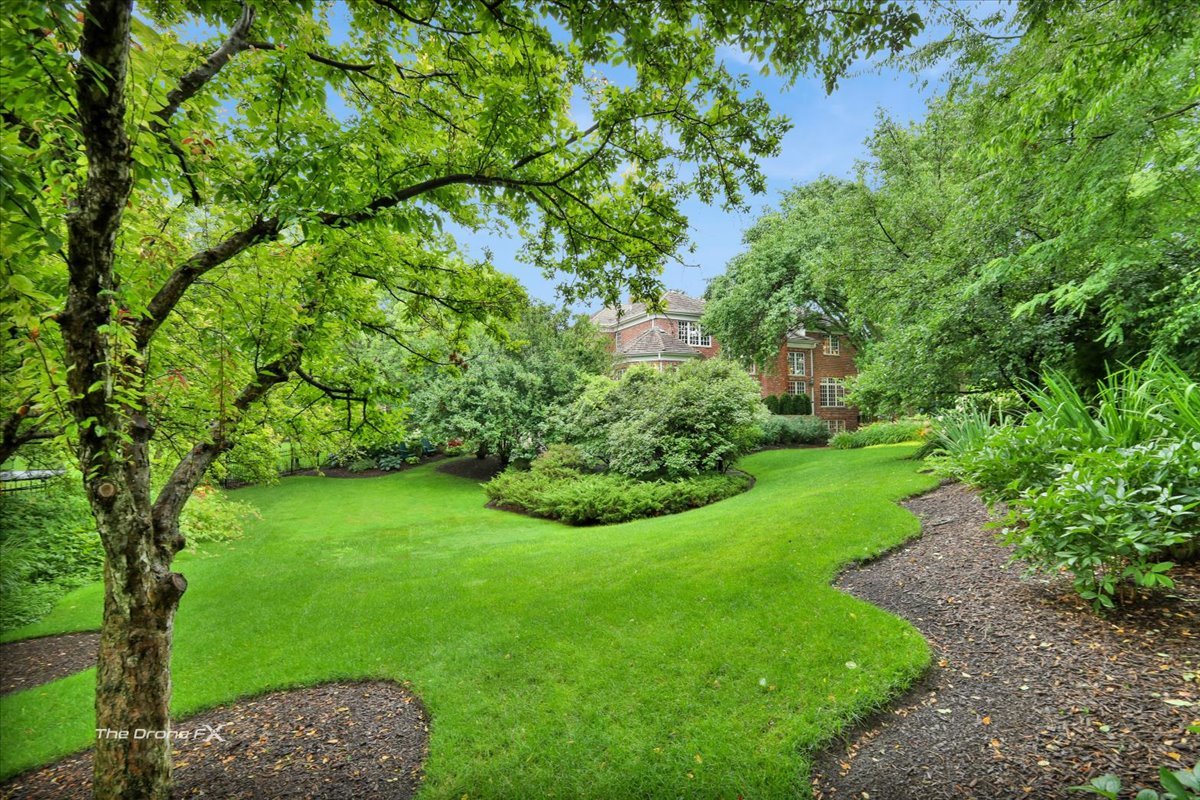 1602 Hunters Glen Drive, Wheaton, IL 60189