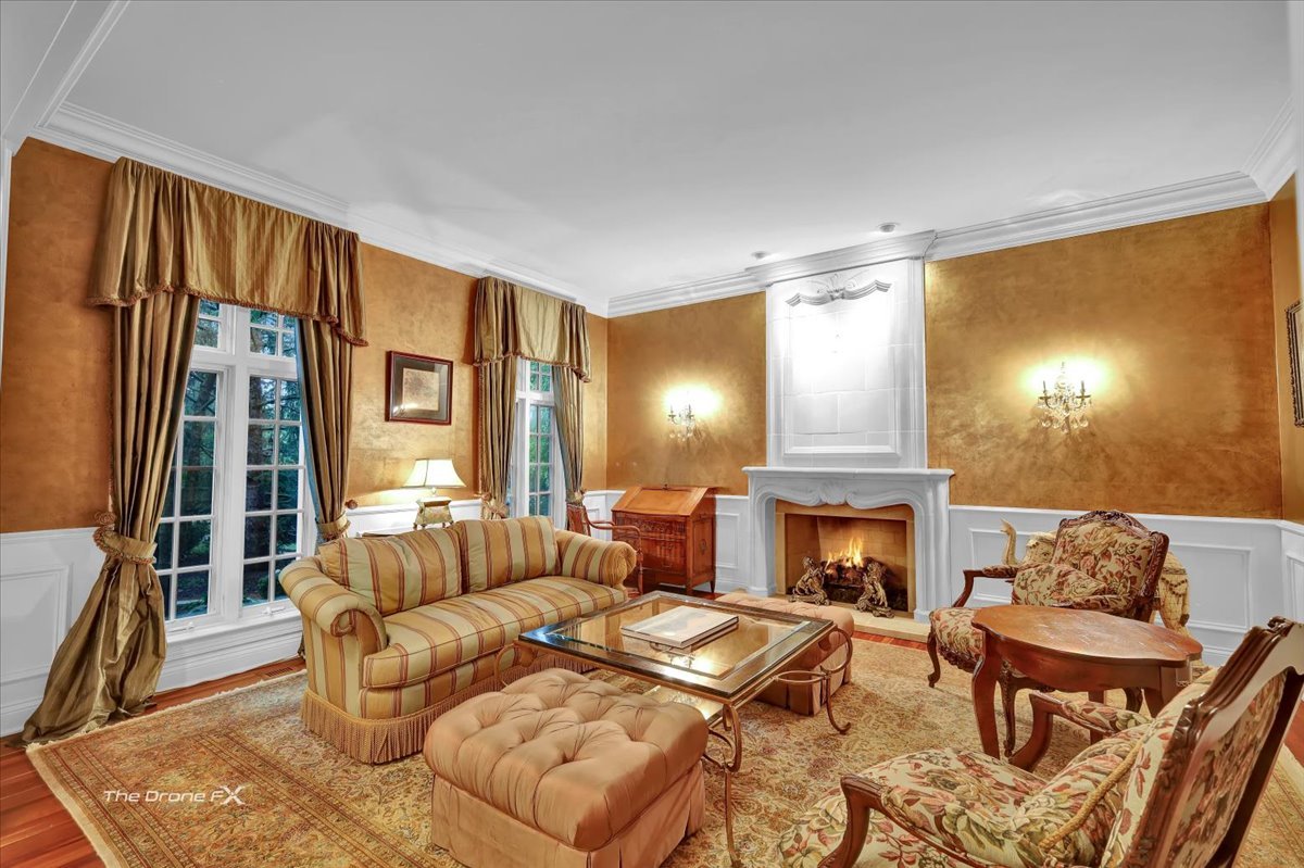 1602 Hunters Glen Drive, Wheaton, IL 60189