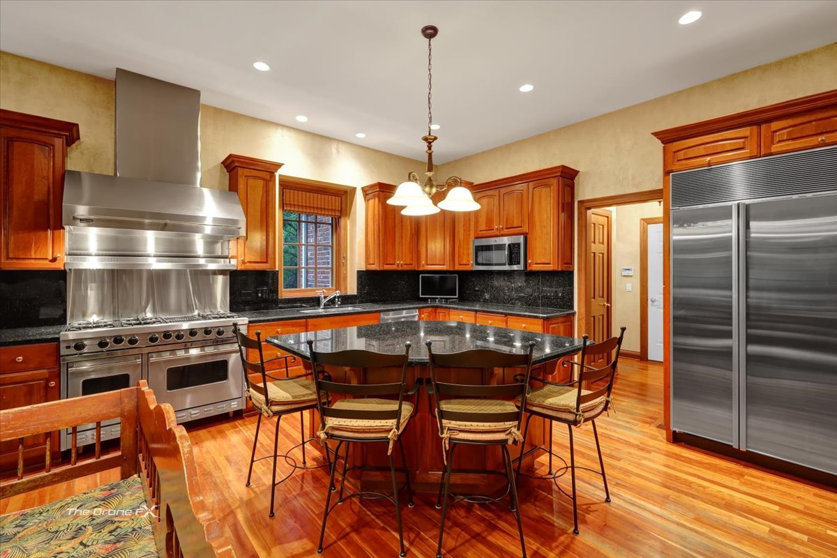 1602 Hunters Glen Drive, Wheaton, IL 60189