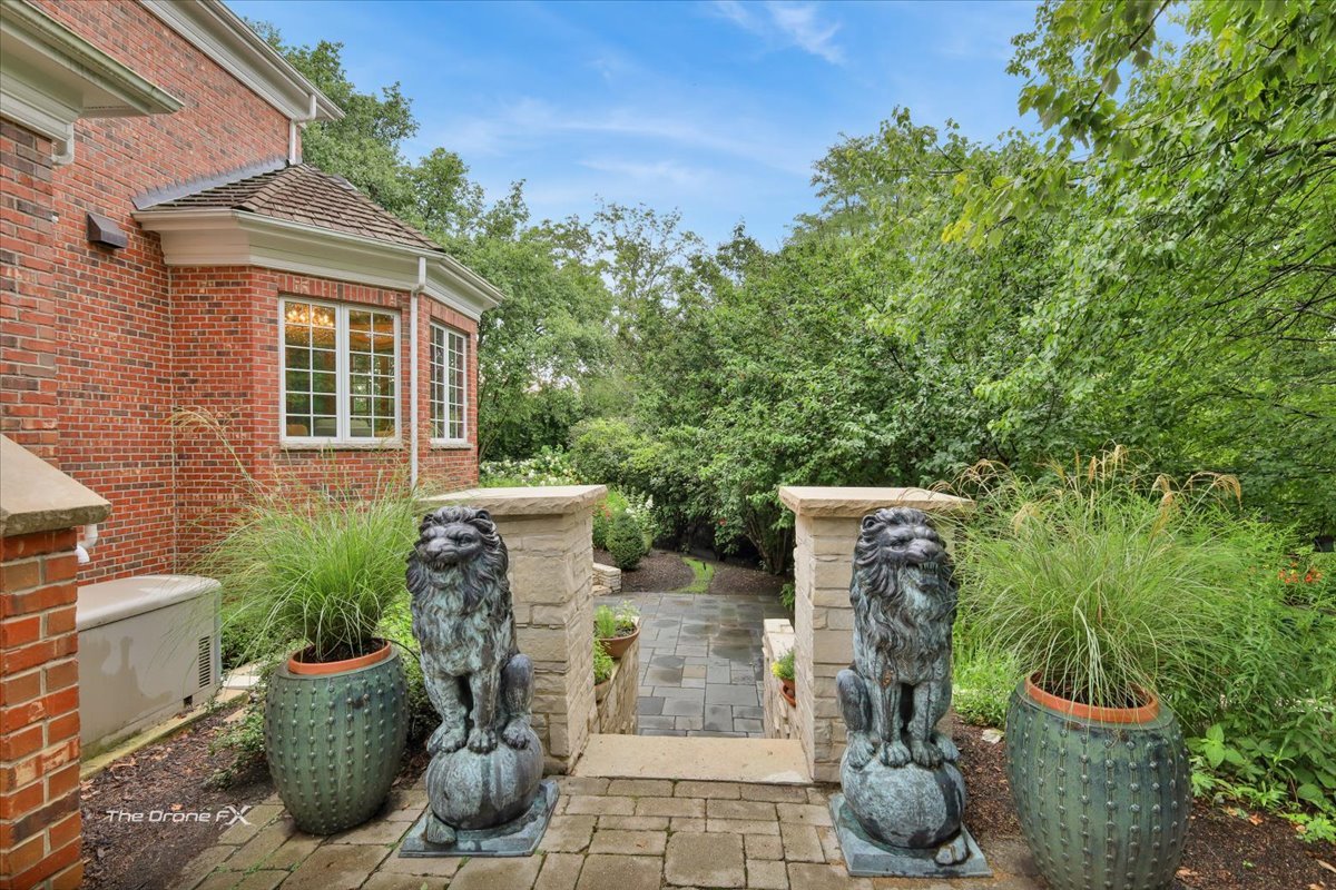 1602 Hunters Glen Drive, Wheaton, IL 60189