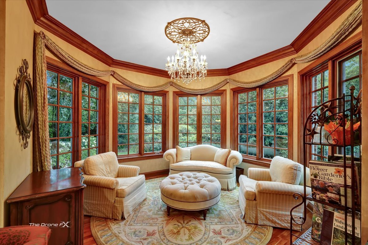 1602 Hunters Glen Drive, Wheaton, IL 60189