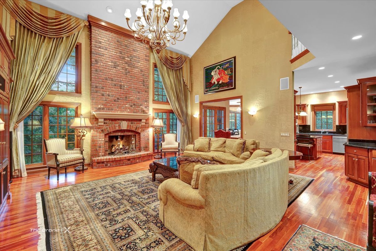 1602 Hunters Glen Drive, Wheaton, IL 60189