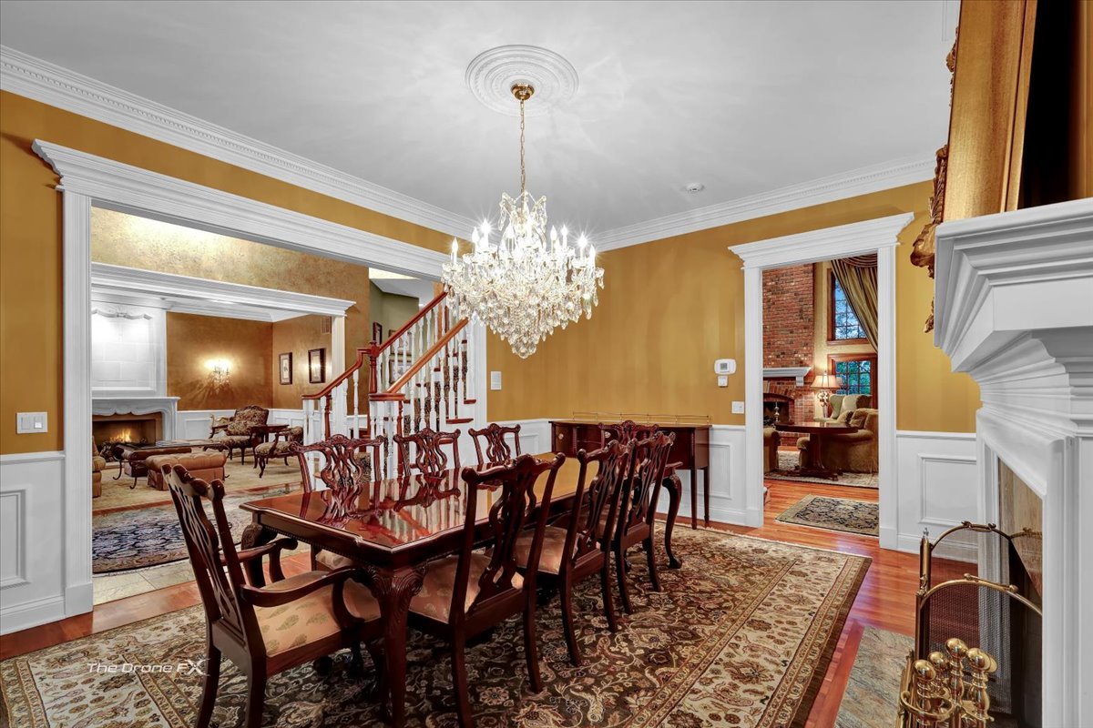 1602 Hunters Glen Drive, Wheaton, IL 60189