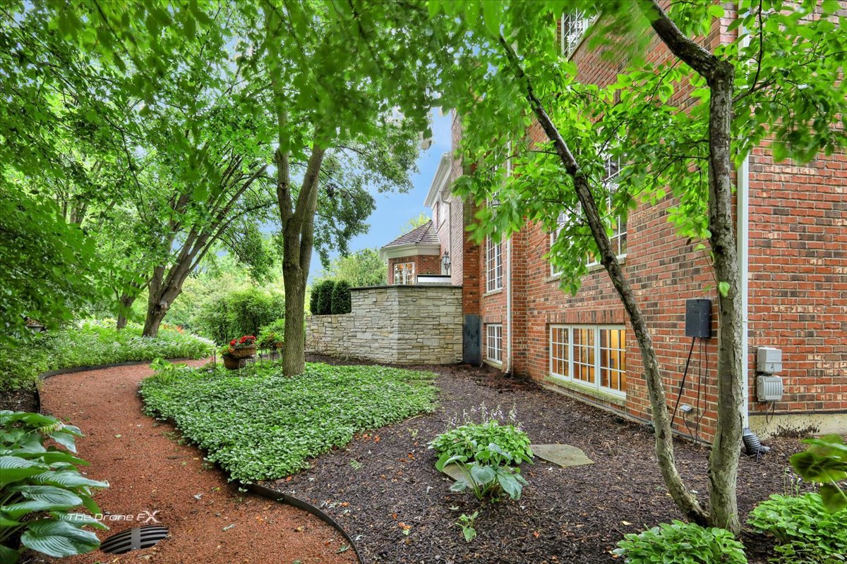 1602 Hunters Glen Drive, Wheaton, IL 60189