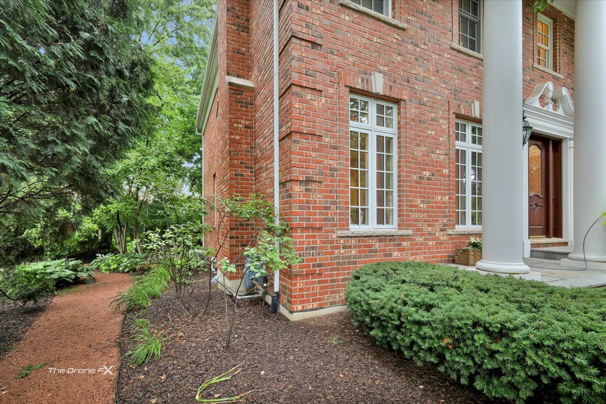1602 Hunters Glen Drive, Wheaton, IL 60189