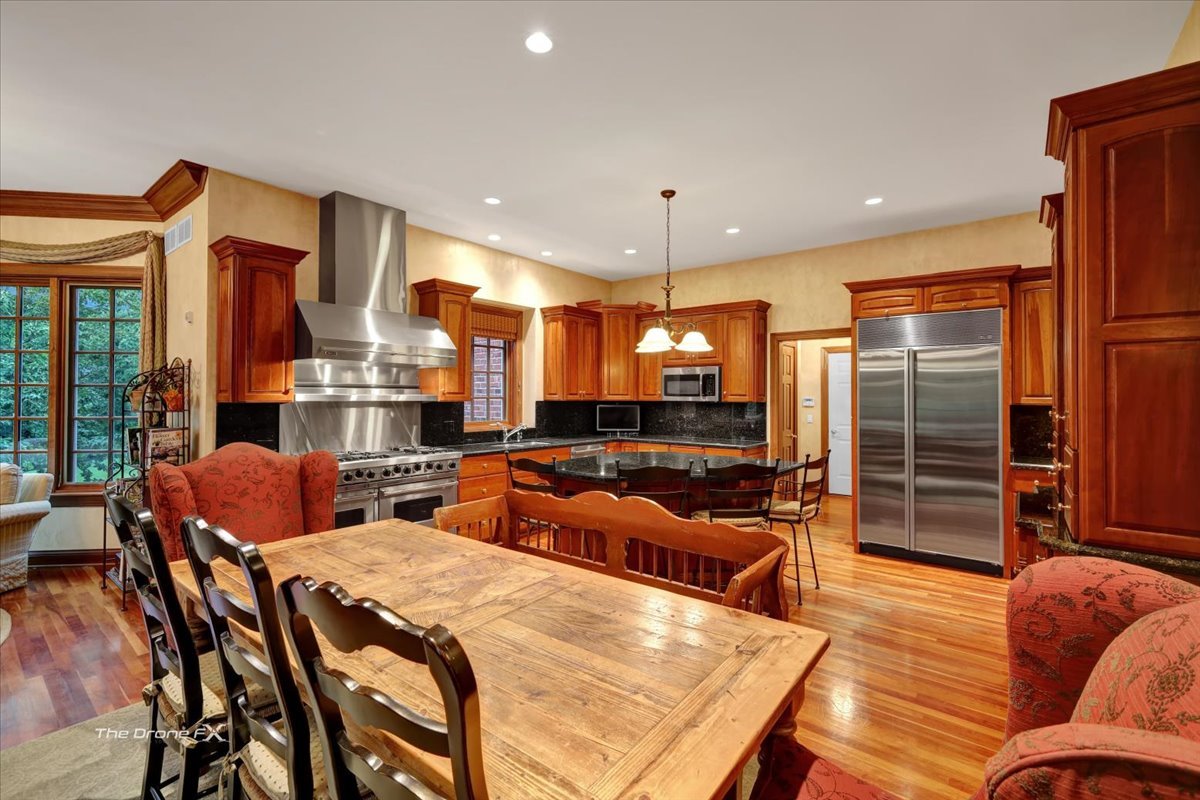 1602 Hunters Glen Drive, Wheaton, IL 60189
