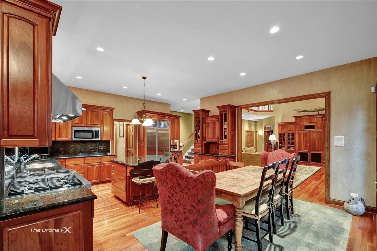 1602 Hunters Glen Drive, Wheaton, IL 60189