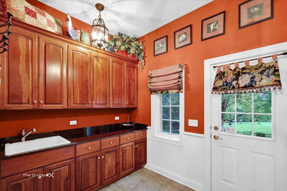 1602 Hunters Glen Drive, Wheaton, IL 60189