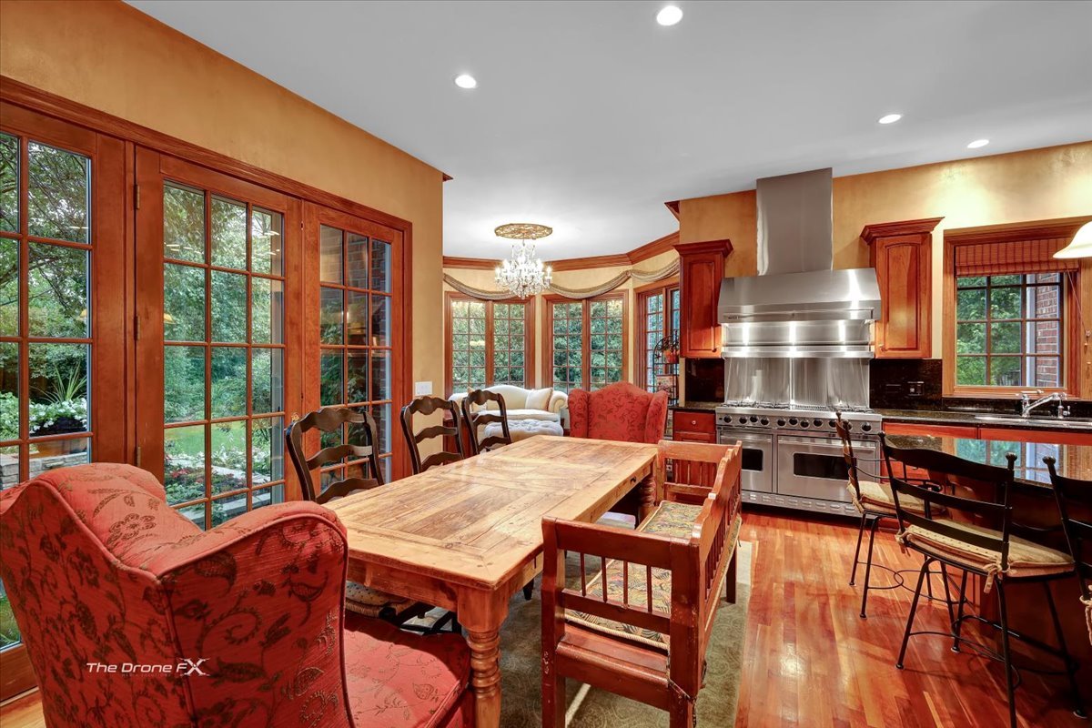 1602 Hunters Glen Drive, Wheaton, IL 60189