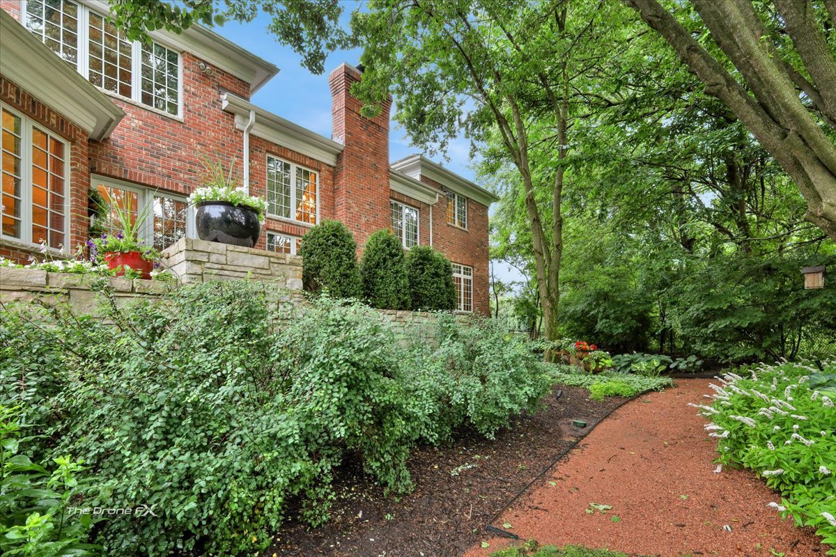 1602 Hunters Glen Drive, Wheaton, IL 60189