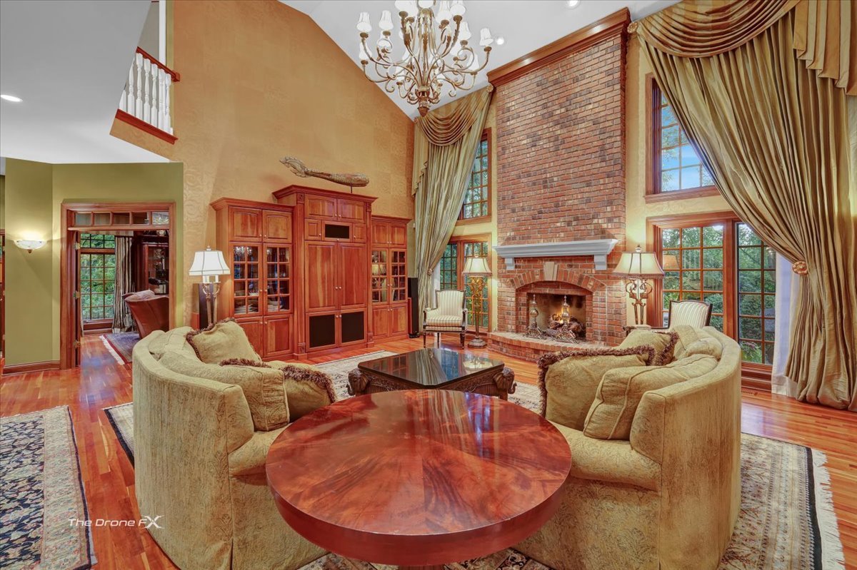 1602 Hunters Glen Drive, Wheaton, IL 60189