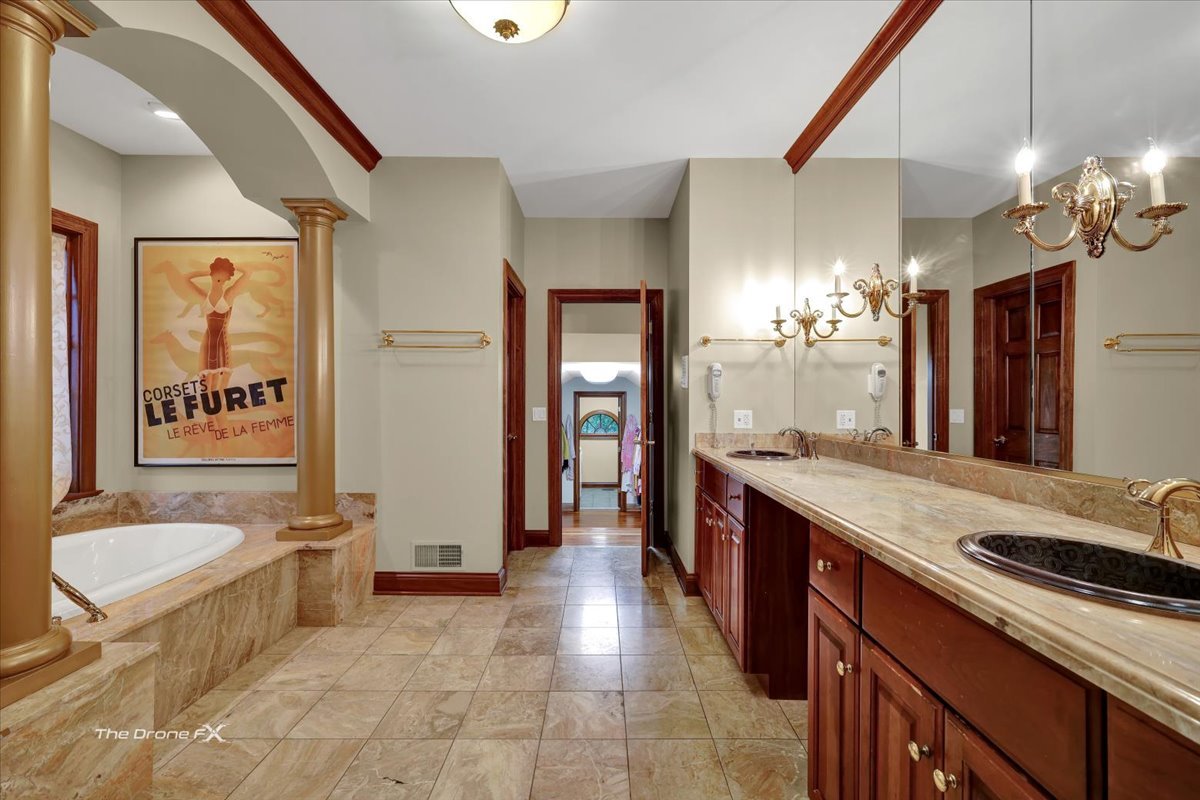 1602 Hunters Glen Drive, Wheaton, IL 60189