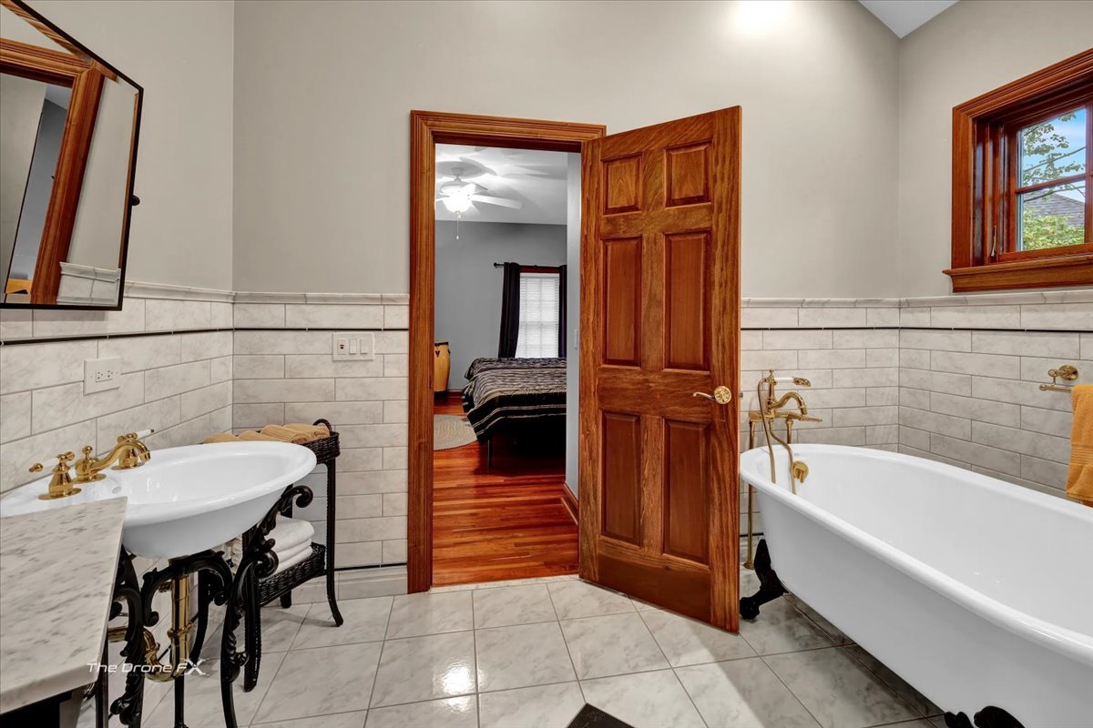 1602 Hunters Glen Drive, Wheaton, IL 60189