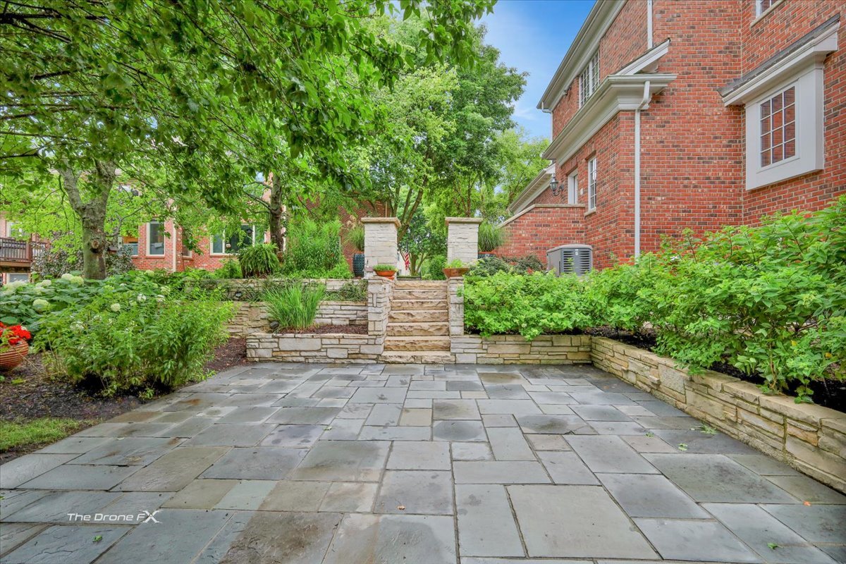 1602 Hunters Glen Drive, Wheaton, IL 60189